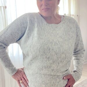 CYRUS Beautiful soft and cozy sweater. EUC. Large